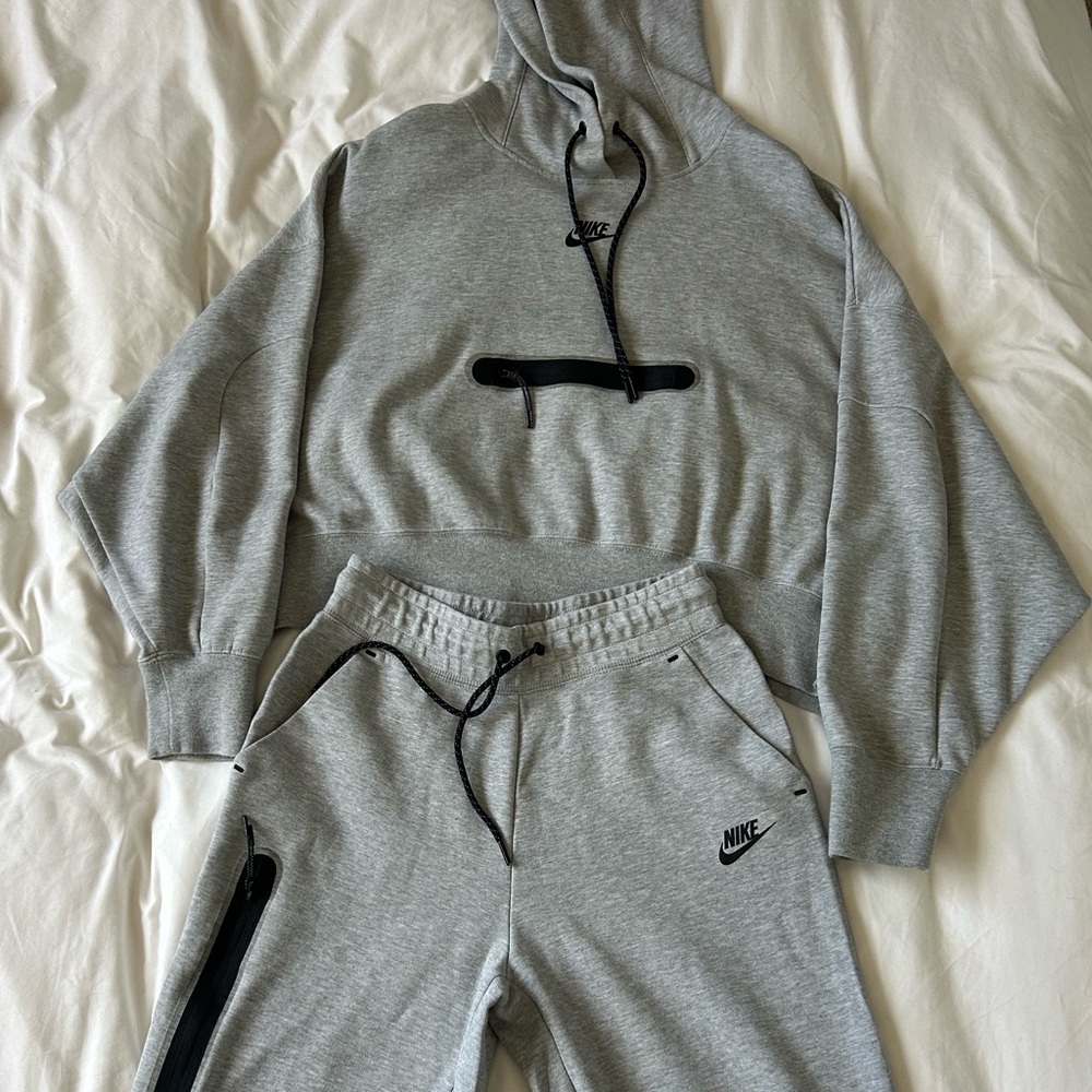 Nike Sportswear Tech Fleece Gray Tracksuit with Black Details - Size Small